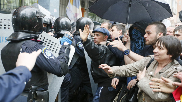 People gather in front of Ukrainian Interior Ministry security forces members who formed a cordon outside a city police department in the Black Sea port of Odessa May 4, 2014. (Reuters/Gleb Garanich)