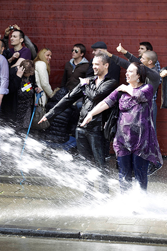 People make the controversial 'quenelle' gestures as the police uses water cannon to disperse protestors who attempt to participate in an anti-Semitic congress "European Dissidents' Congress" on May 4 2014 in Brussels (AFP Photo / Nicolas Maeterlinck)