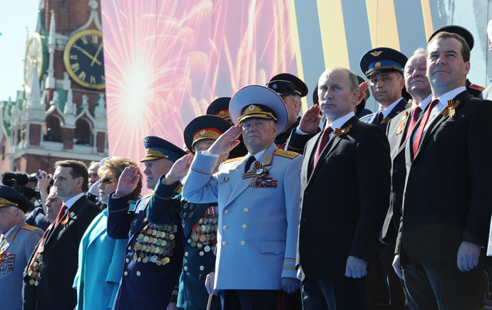 Russia's President Vladimir Putin (2nd R) and Prime Minister Dmitry Medvedev (R) attend a Victory Day parade at the Red Square in Moscow, on May 9, 2014. (AFP Photo)
