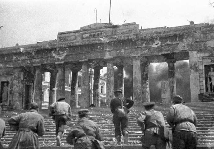 May 1944. Soviet soldiers rushing into Sevastopol from the Grafskaya quay. (RIA Novosti)