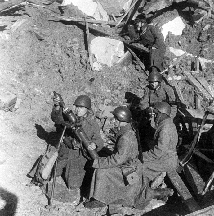 Soviet mortar men in Stalingrad (now called Volgograd). 01.10.1942. Photo by Yakov Ryumkin. (RIA Novosti)
