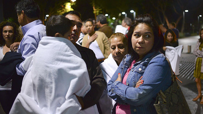People remain outside of their houses after an earthquake shooked Mexico City early on May 10, 2014. (AFP Photo / Yuri Cortez)