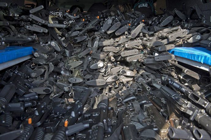 Hundreds of assault rifles to be delivered to the newly created rural police are pictured in Tepalcatepec, Michoacan State, Mexico, on May 10, 2014. (AFP Photo / Ronaldo Schemidt)