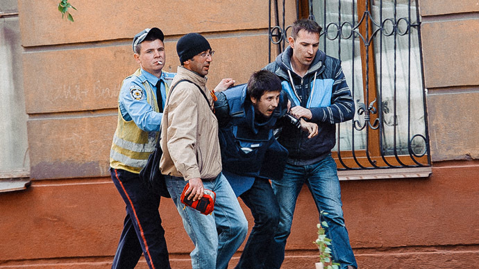 The cameraman from RTâs Ruptly video contribution team was severely wounded during the armed assault of Kievâs army on Mariupol Police HQ on May 9. (Photo by Andrey, resident in Mariupol)