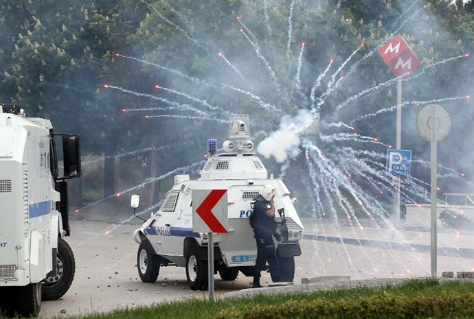Proteters clash with Turkish police in Ankara on May 14, 2014 during a demonstration gathering hundreds after more than 200 people were killed in an explosion at a mine. (AFP Photo / Adem Altan)