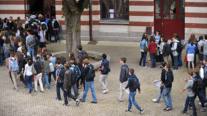 'Lift the skirt’ campaign urges French schoolboys to skip trousers for a day