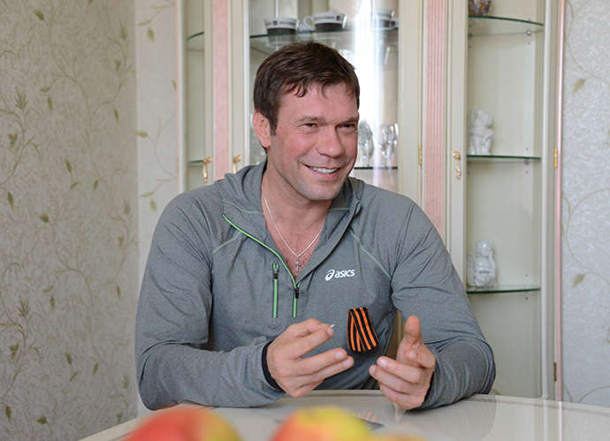 Ukrainian presidential candidate Oleg Tsarev speaks with journalists in Donetsk. (RIA Novosti / Natalia Seliverstova)