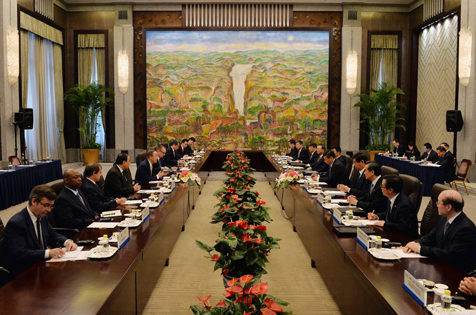 United Nations Secretary-General Ban Ki-moon (center L) meets with the Chinese President Xi Jinping (center R) at the Xijiao State Guesthouse on the eve of the fourth CICA summit in Shanghai on May 19, 2014. (AFP Photo / Mark Ralston)