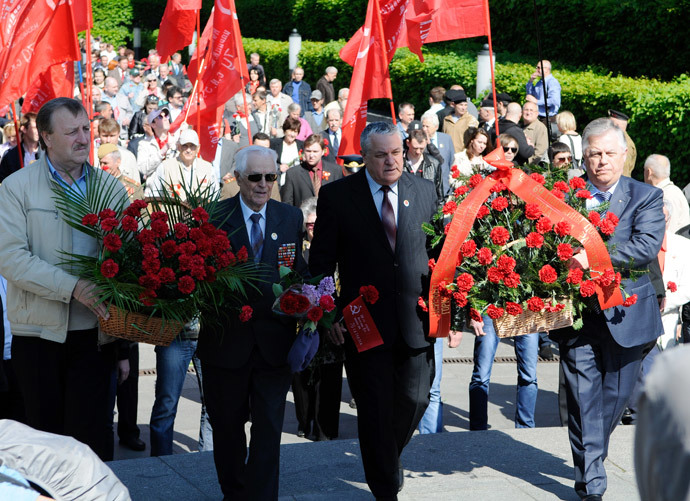 Representatives of the Ukrainian Communist Party and their leader Pyotr Simonenko (R), lay flowers at the Eternal Flame at Eternal Glory Park in Kiev. (RIA Novosti / Alexandr Maksimenko)
