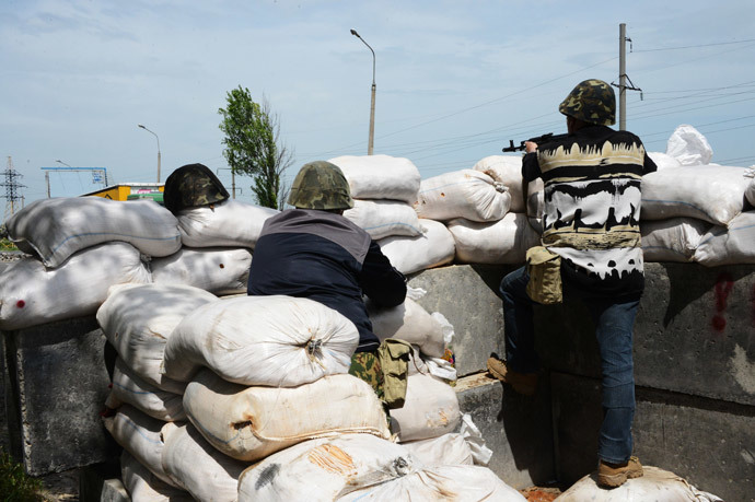 Fighters of the Donbass People's Militia at a checkpoint near Peski village. (RIA Novosti / Natalia Seliverstova)