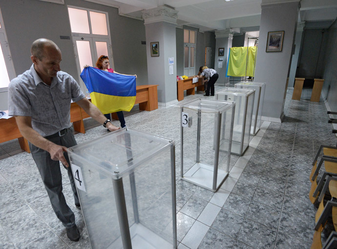 Members of an electoral commission prepare a polling station for Ukraine's presidential election, in Kiev. (RIA Novosti / Mikhail Voskresenskiy)