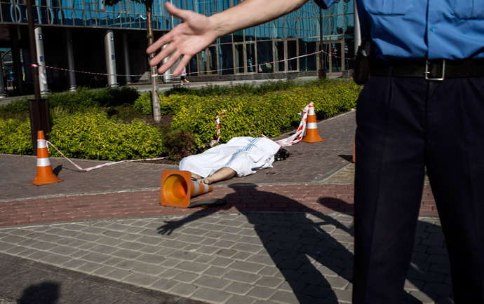 The body of a civilian lies on the ground outside a train station in Donetsk on May 26, 2014. (AFP Photo / Fabio Bucciarelli)