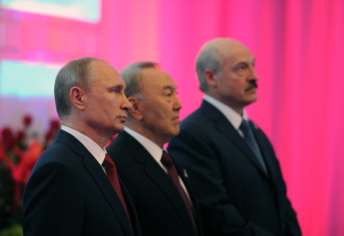 (L-R) Russian President Vladimir Putin, President Nursultan Nazarbayev of Kazakhstan and President Alexander Lukashenko of Belarus during a joint photo opportunity before a regular meeting of the Supreme Eurasian Economic Council in Astana. (RIA Novosti / Michael Klimentyev)