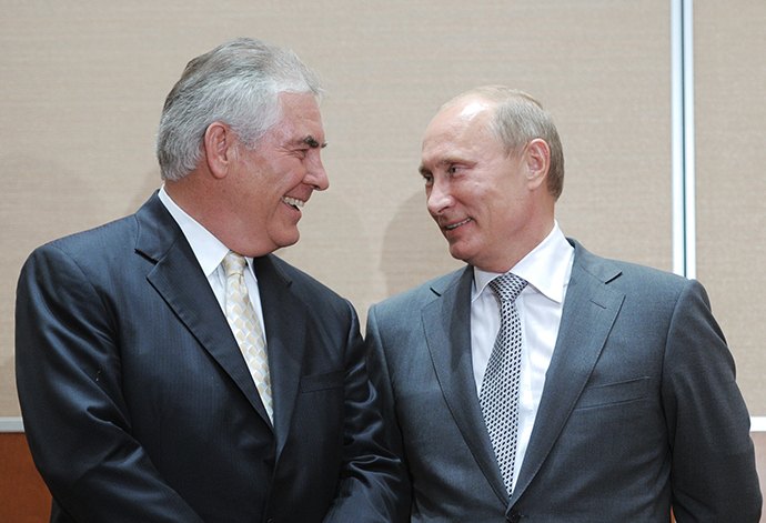 Vladimir Putin (left) speaks with ExxonMobil President and Chief Executive Officer Rex Tillerson during the signing of a Rosneft-ExxonMobil strategic partnership agreement in Sochi on August 30, 2011. (AFP Photo / Alexey Druzhinin)