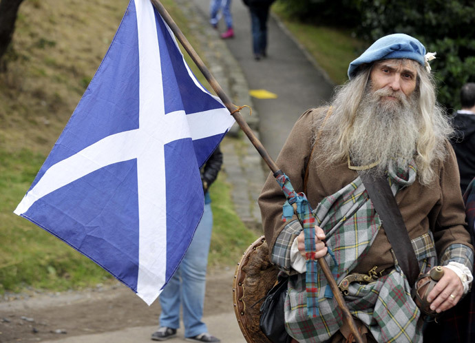 A Pro-independence supporter wearing a kilt holds the Scottish flag as people gather for a rally in Edinburgh (AFP Photo / Andy Buchanan)