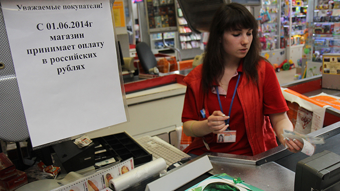 A checker in a store in Simferopol accepts Russian rubles as payment (RIA Novosti / Andrey Iglov)