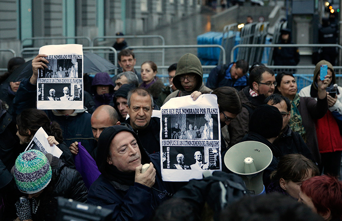 People attend the "Jaque al Rey" (Checkmate the King) protest, demanding for the end of the Spanish monarchy and the installation of the Republic, near the Spanish parliament in Madrid March 29, 2014 (Reuters / Andrea Comas)