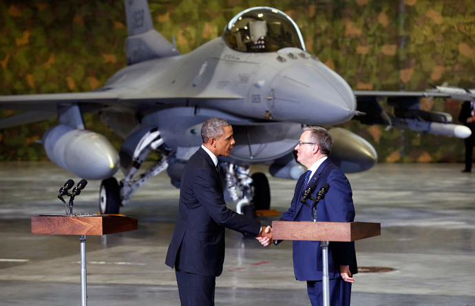 With an F-16 fighter in the background, U.S. President Barack Obama and Poland's President Bronislaw Komorowski (R) shake hands upon Obama's arrival in Warsaw June 3, 2014. (Reuters / Kevin Lamarque)