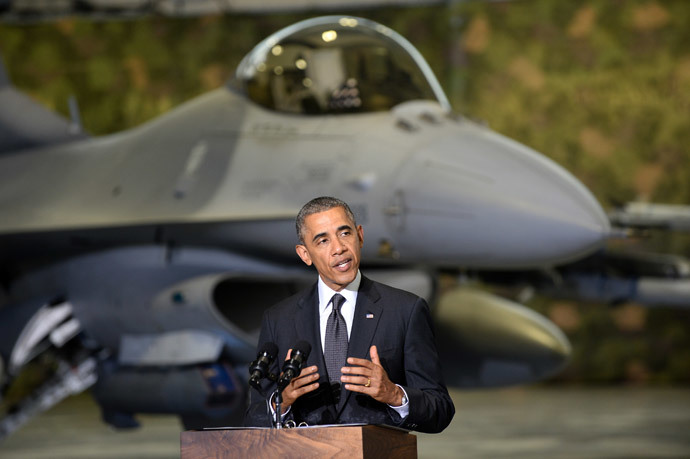 US President Barack Obama addresses US and Polish airmen in front of a F-16 fighter jet in a hangar at Warsaw Chopin Airport, Poland, on June 3, 2014. (AFP Photo / Janek Skarzynski)