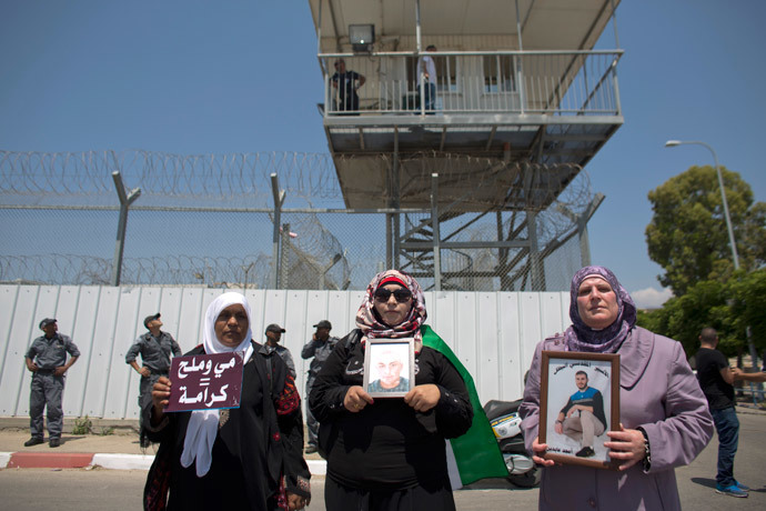 Palestinian activists hold placards during a protest outside the Israeli run Ayalon prison in Ramle, near Tel Aviv, calling for the release of Palestinian prisoners (AFP Photo / Ahmad Gharabli)