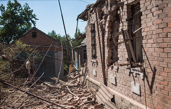 Residents of Slavyansk during a heavy artillery shelling of their city on June 7, 2014. (RIA Novosti / Andrey Stenin)