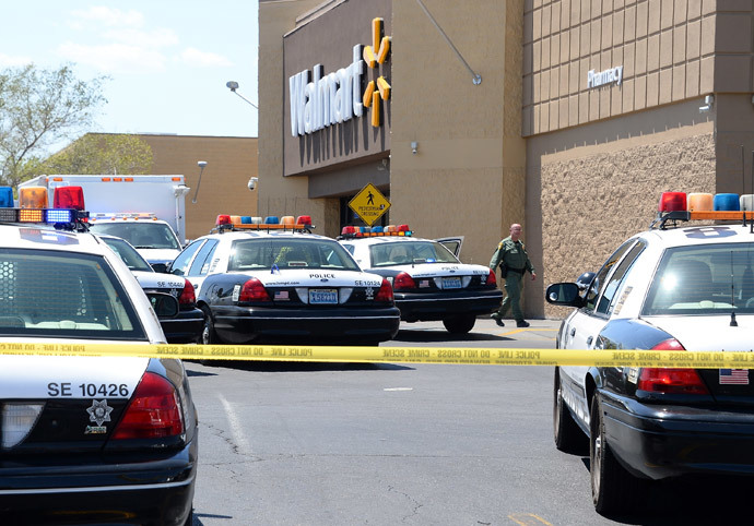 Las Vegas Metropolitan Police Department officer walks outside a Wal-Mart on June 8, 2014 in Las Vegas, Nevada.(AFP Photo / Ethan Miller)