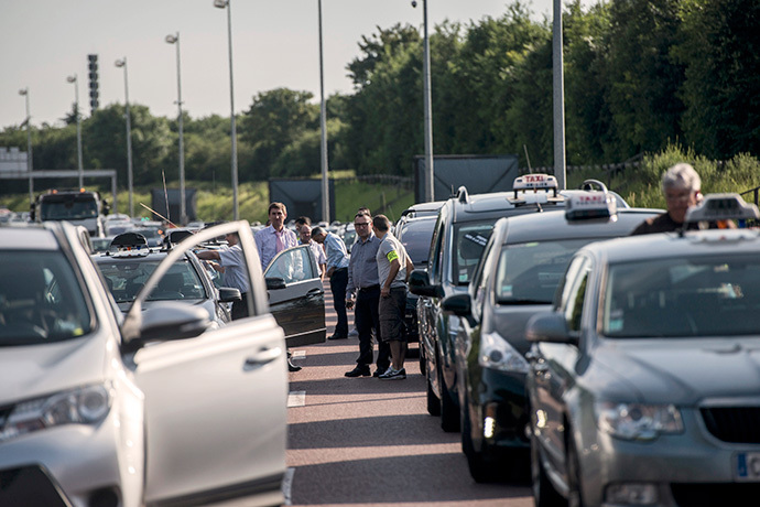 Taxis drivers block highway outside Paris, near Roissy on June 11, 2014, as they take part in a demonstration to protest against the growing number of minicabs, known in France as âVoitures de Tourisme avec Chauffeursâ (VTC). (AFP Photo / Fred Dufour)
