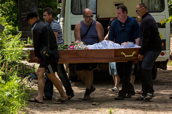 The funeral for Slavyansk hospital nurse who died during the shelling of the hospital 16 June, 2014 (RIA Novosti / Andrey Stenin)