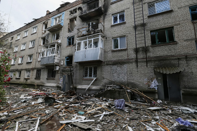 A destroyed house following what locals say was overnight shelling by Ukrainian forces is seen in the eastern Ukrainian town of Slaviansk June 10, 2014. (Reuters/Gleb Garanich)