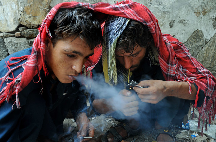 Afghan addicts smoke heroin in the city of Jalalabad (AFP Photo / Noorullah Shirzada)