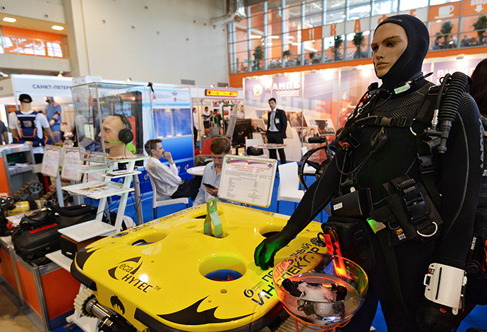 A hybrid remotely-operated underwater vehicle for inspection and cleaning by the "Underwater Inspector", center, at the opening of the international "Integrated Safety and Security 2014" salon in Moscow (RIA Novosti / Sergey Kuznecov)