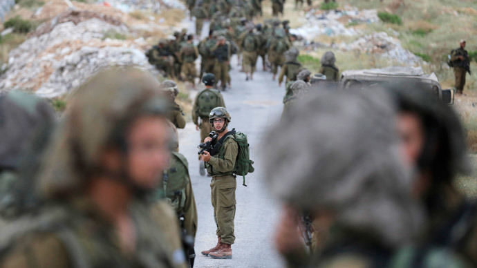 Israeli soldiers take part in an operation to locate three Israeli teens near the West Bank City of Hebro.(Reuters / Ammar Awad )