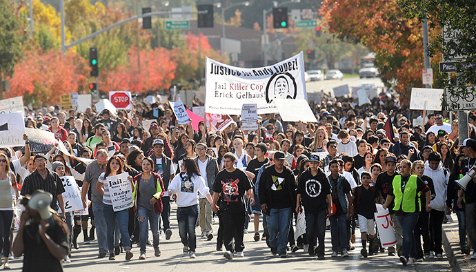 Hundreds of protesters march towards the Sonoma County Sheriff's Office to demand justice for Andy Lopez Cruz in Santa Rosa, California October 29, 2013 (Reuters / Noah Berger)