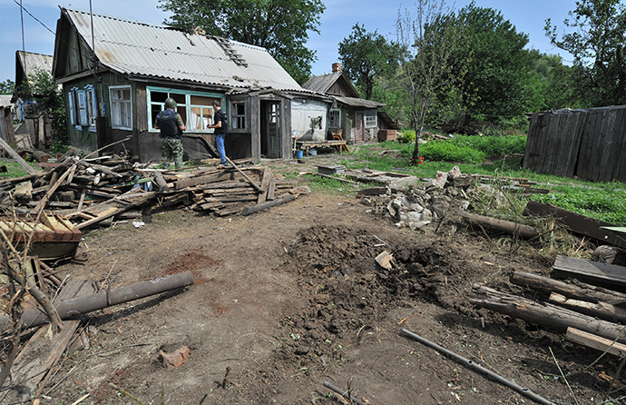 A shell crater (RIA Novosti / Sergey Pivovarov)