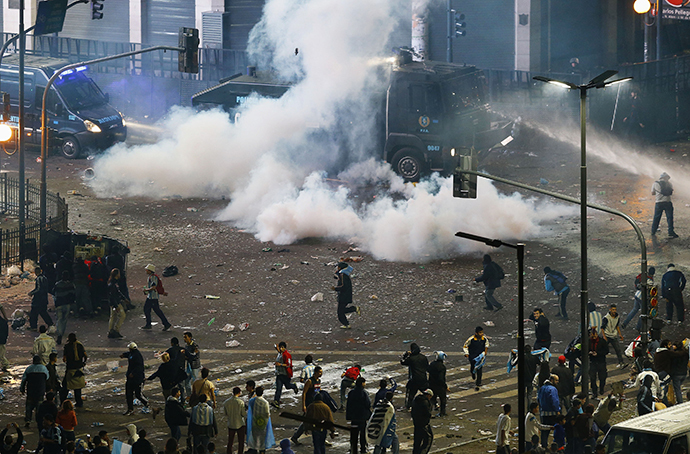 Argentina's fans clash with riot police after Argentina lost to Germany in their 2014 World Cup final soccer match in Brazil, at a public square viewing area in Buenos Aires, July 13, 2014. (Reuters / Ivan Alvarado)