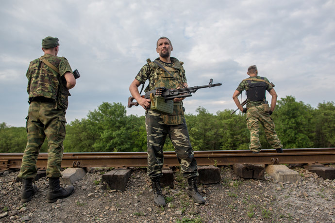 Donbass militia fighters near the town of Snezhnoye during clashes with the Ukrainian military. (RIA Novosti / Andrey Stenin)