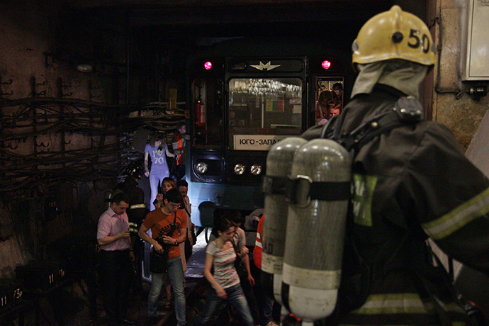 Subway personnel evacuate passengers from a train car at a station of the Sokolnicheskaya Line (RIA Novosti)