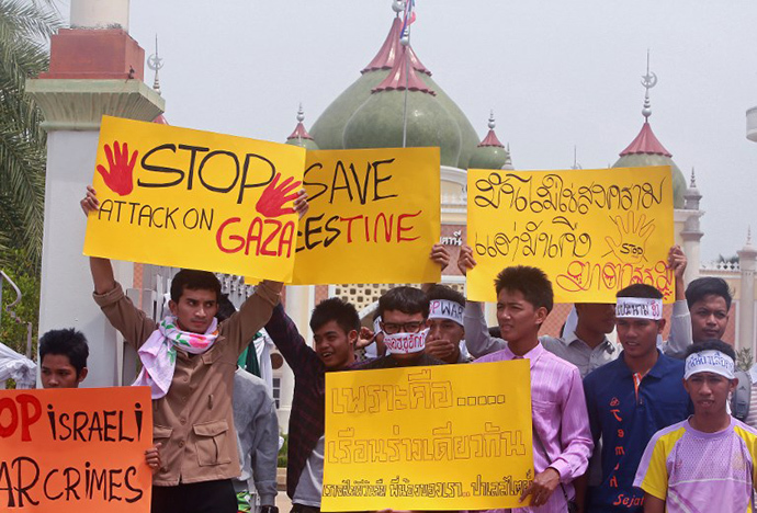 Thai Muslim students display placards to protest against Israel's military campaign in Gaza at a mosque in Thailand's southern province of Pattani on July 20, 2014. (AFP Photo / Tuwaedaniya Meringing)