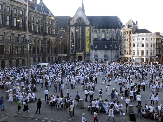 People wearing white clothes gather on Dam Square in Amsterdam, during a silent march in memory of the victims of the downed Malaysia Airlines flight MH17, on July 23, 2014. (AFP Photo / Evert Elzinga)