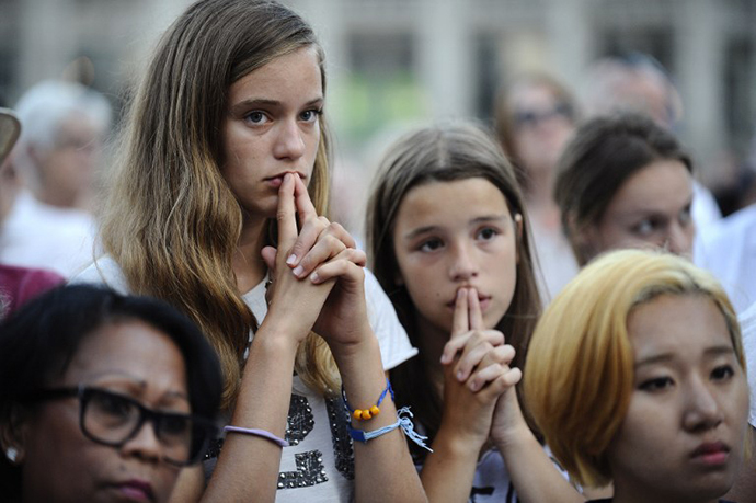 People take part in a silent march in memory of the victims of the downed Malaysia Airlines flight MH17, on July 23, 2014 in Amsterdam. (AFP Photo / John Thys)