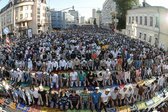 Muslims on a street near the Cathedral Mosque before a prayer on Uraza Bayram, a major Muslim holiday (RIA Novosti / Ramil Sitdikov)