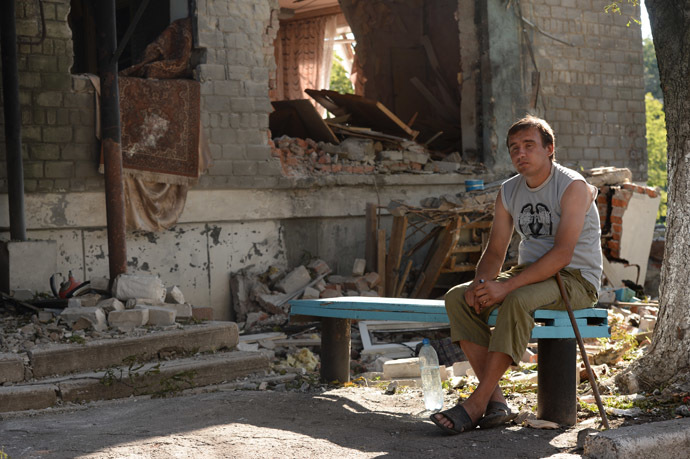 A local resident near an apartment building damaged by a rocket and mortar attack on Horlivka, Donetsk region. (RIA Novosti/Mikhail Voskresenskiy)