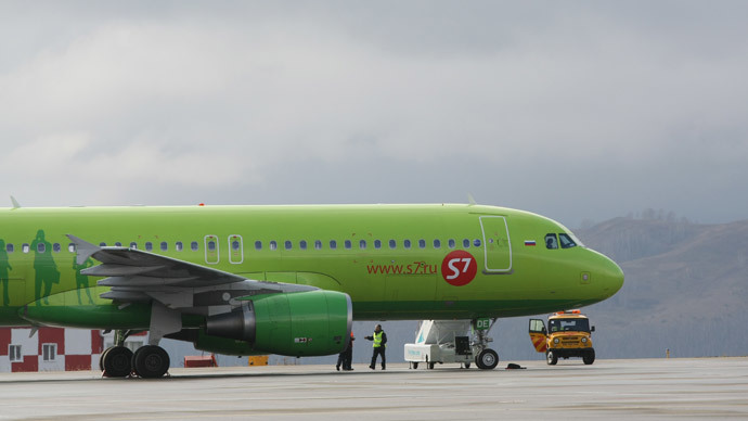 Plane sinks in melting asphalt at Moscow airport