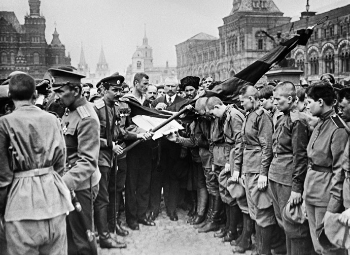 The women's battalion of death leaving for the front in the First World War. (RIA Novosti)