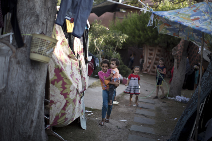 Displaced Palestinian children gather at the al-Shifa hospital in Gaza City where they have taken refuge after fleeing attacks in the Shejaiya neighbourhood of the city, on July 31, 2014. (AFP Photo / Mahmud Hams)