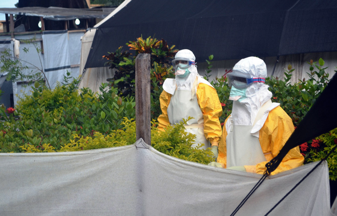 Members of Doctors Without Borders (MSF) wearing protective gear walk outside the isolation ward of the Donka Hospital, on July 23, 2014 in Conakry (AFP Photo / Cellou Binani)
