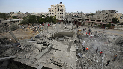 Dual citizen burns Israeli passport at Downing Street in Gaza protest (VIDEO)