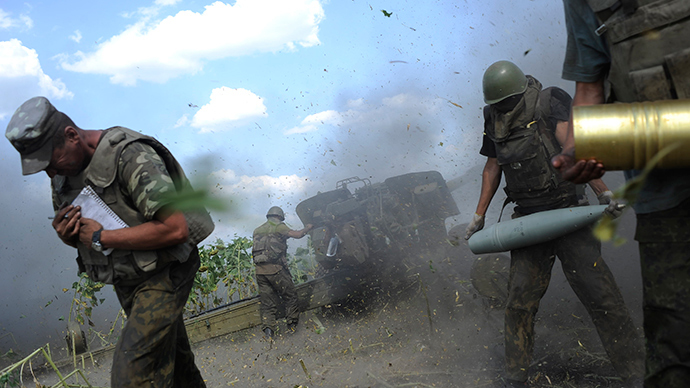 Ukrainian servicemen, who are members of an artillery section, take cover after firing a cannon during a military operation near Pervomaisk, Luhansk region August 2, 2014 (Reuters / Maks Levin)