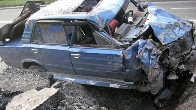 Dangerous drive: Missile narrowly misses car on road near Donetsk (PHOTO, VIDEO)