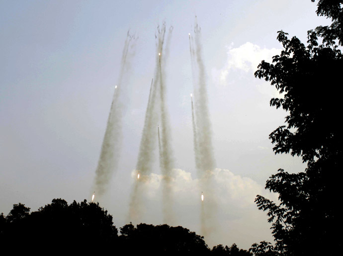 Rockets shoot off from a Ukrainian Grad multiple rocket launcher towards the position of anti-Kiev militants in Donetsk region on August 7, 2014. (AFP Photo/Anatolii Stepanov)